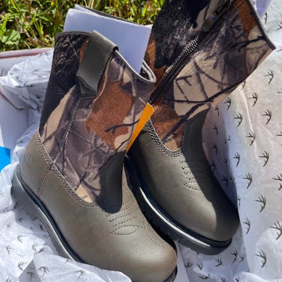 Deer Stags Other - NIB Kids Deer Stags Camo Boots (11) M